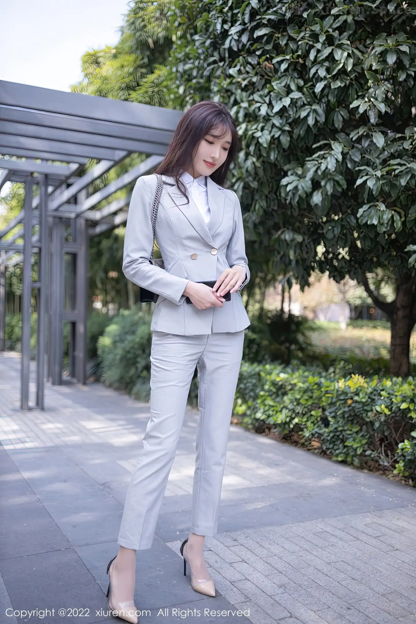 图片[4]-[XiuRen秀人网] VOL.5840 模特陆萱萱北京旅拍催眠主题脱灰色制服露红色蕾丝内衣诱惑写真80P-秀人网官方网站